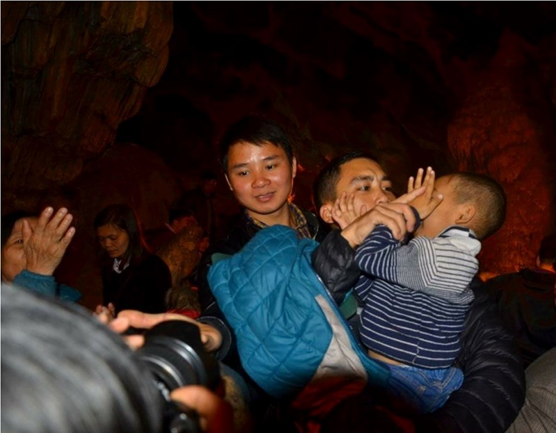 Đua nhau ngửa cổ, giơ tay hứng ‘nước thánh’ chùa Hương